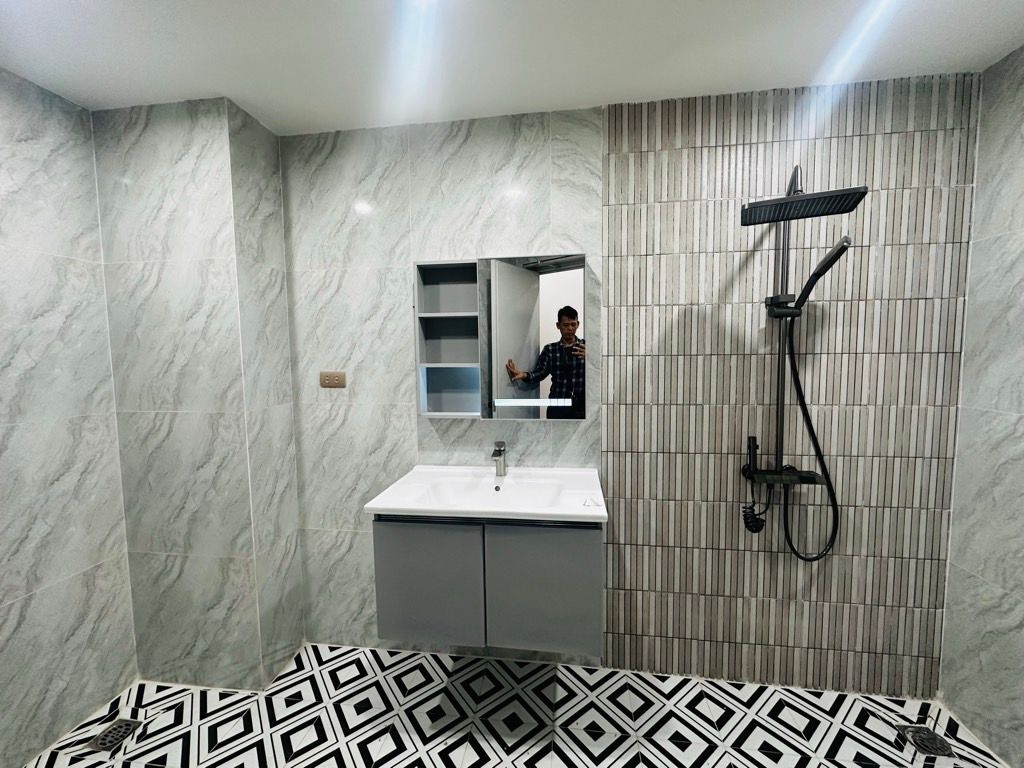 Bán nhà Hoàng Mai - diện tích 63.1m2 5 tầng - Ô TÔ ĐỖ CỬA THANG MÁY ĐẸP - giá 14,8 tỷ