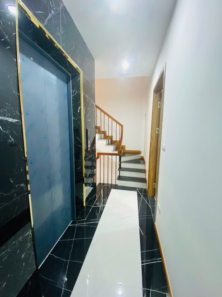 Bán nhà Ngõ Hoà Bình - diện tích 54.4m2 6 tầng - Ngõ thông gần phố - giá 13,5 tỷ