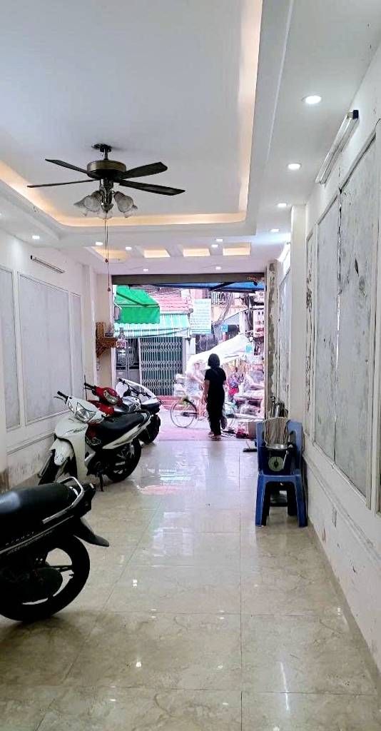 Bán nhà Ngõ Giáp Bát - diện tích 64m2 3 tầng - Ô tô tránh - giá 18,5 tỷ