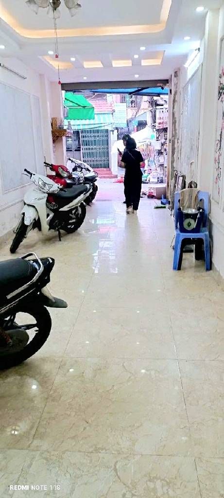 Bán nhà Ngõ Giáp Bát - diện tích 64m2 3 tầng - Ô tô tránh - giá 18,5 tỷ