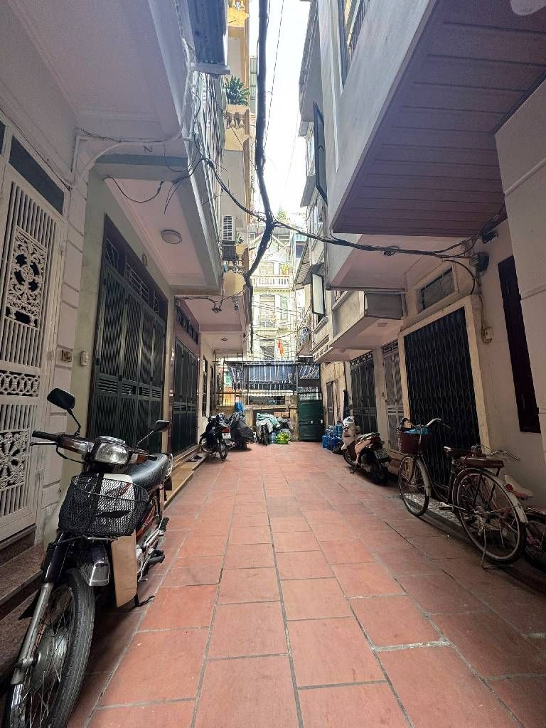Bán nhà Nguyễn Chính - diện tích 34m2 3 tầng - Gần phố, ngõ thông - giá 9,9 tỷ