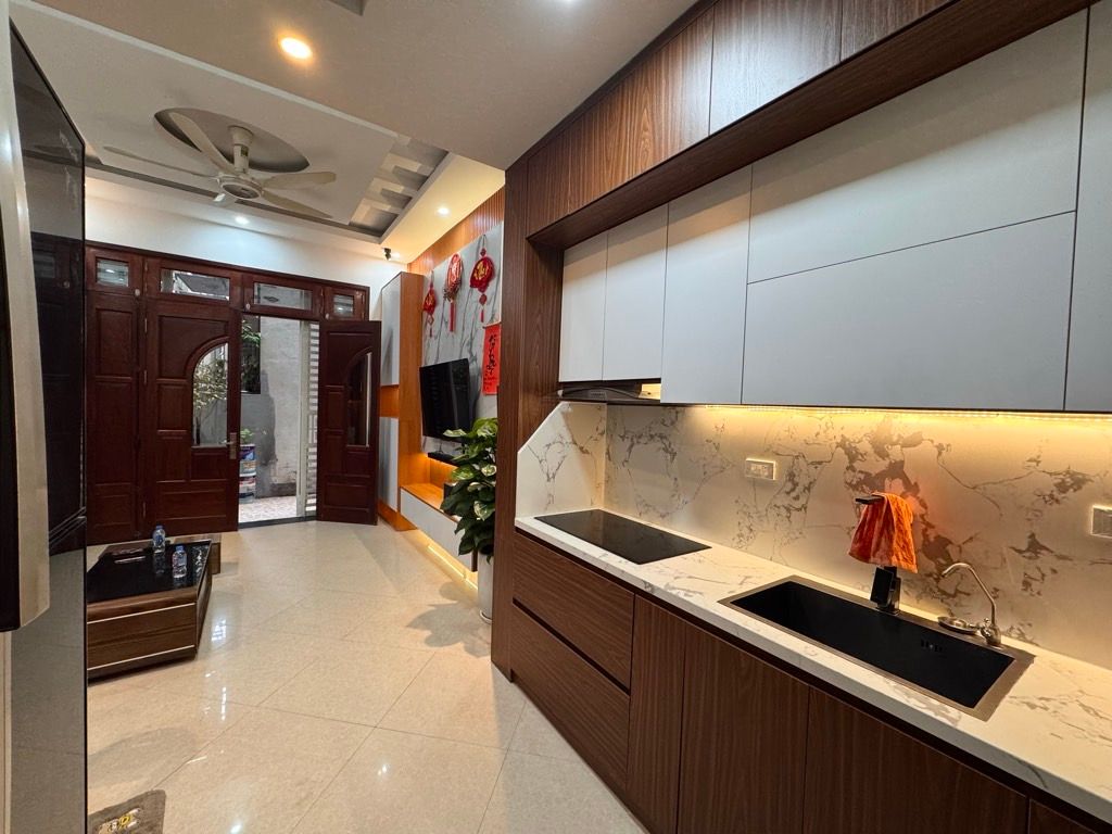 Bán nhà ngõ Quỳnh - diện tích 30,2m2 5 tầng - Ô TÔ ĐỖ CỔNG - giá 10,35 tỷ