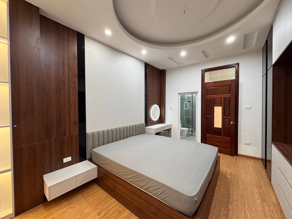 Bán nhà ngõ Quỳnh - diện tích 30,2m2 5 tầng - Ô TÔ ĐỖ CỔNG - giá 10,35 tỷ