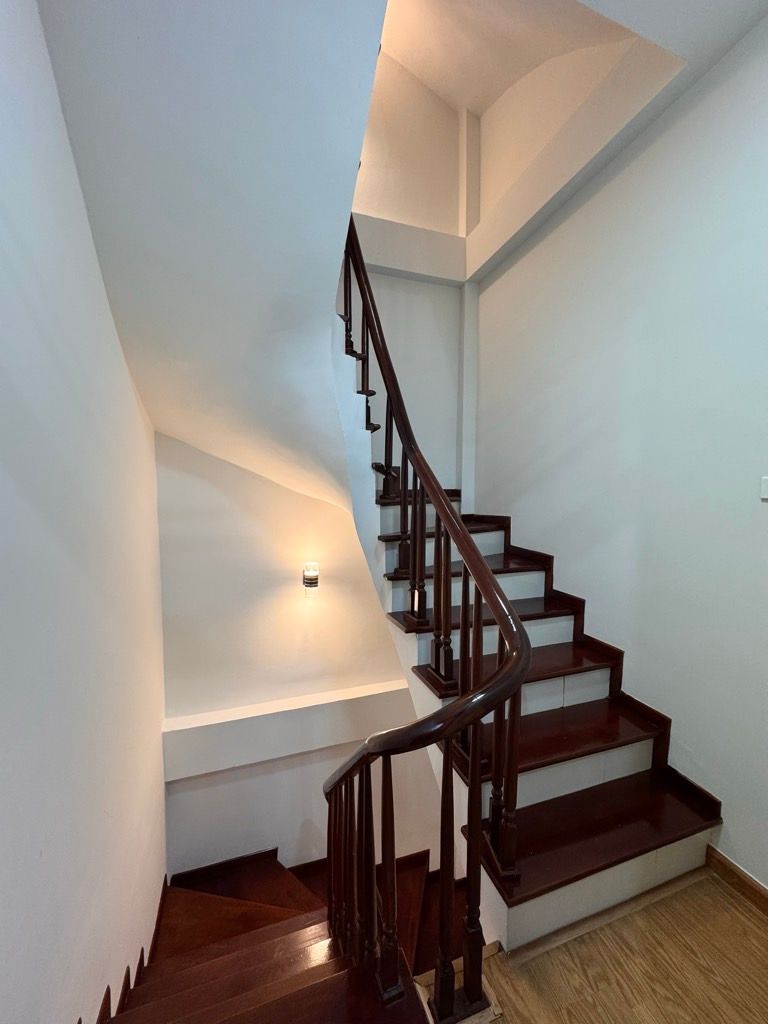 Bán nhà ngõ Quỳnh - diện tích 30,2m2 5 tầng - Ô TÔ ĐỖ CỔNG - giá 10,35 tỷ