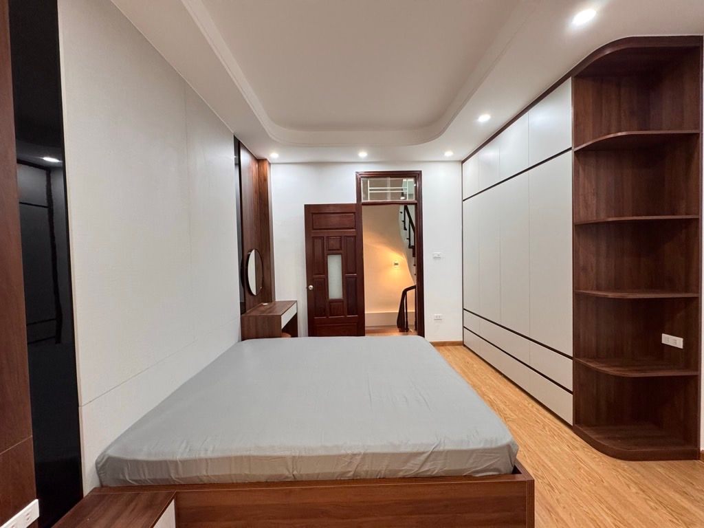 Bán nhà ngõ Quỳnh - diện tích 30,2m2 5 tầng - Ô TÔ ĐỖ CỔNG - giá 10,35 tỷ