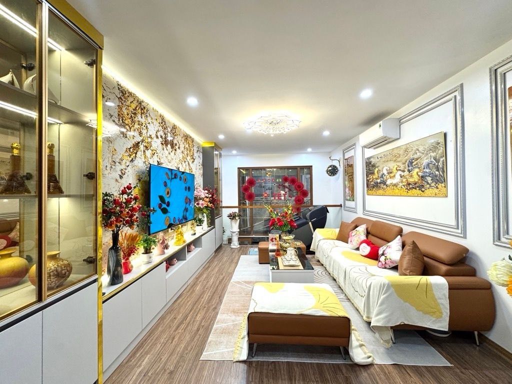 Bán nhà Ô Đồng Lầm - diện tích 35m2 6 tầng - Nhà mới, thang máy xịn - giá 12,3 tỷ