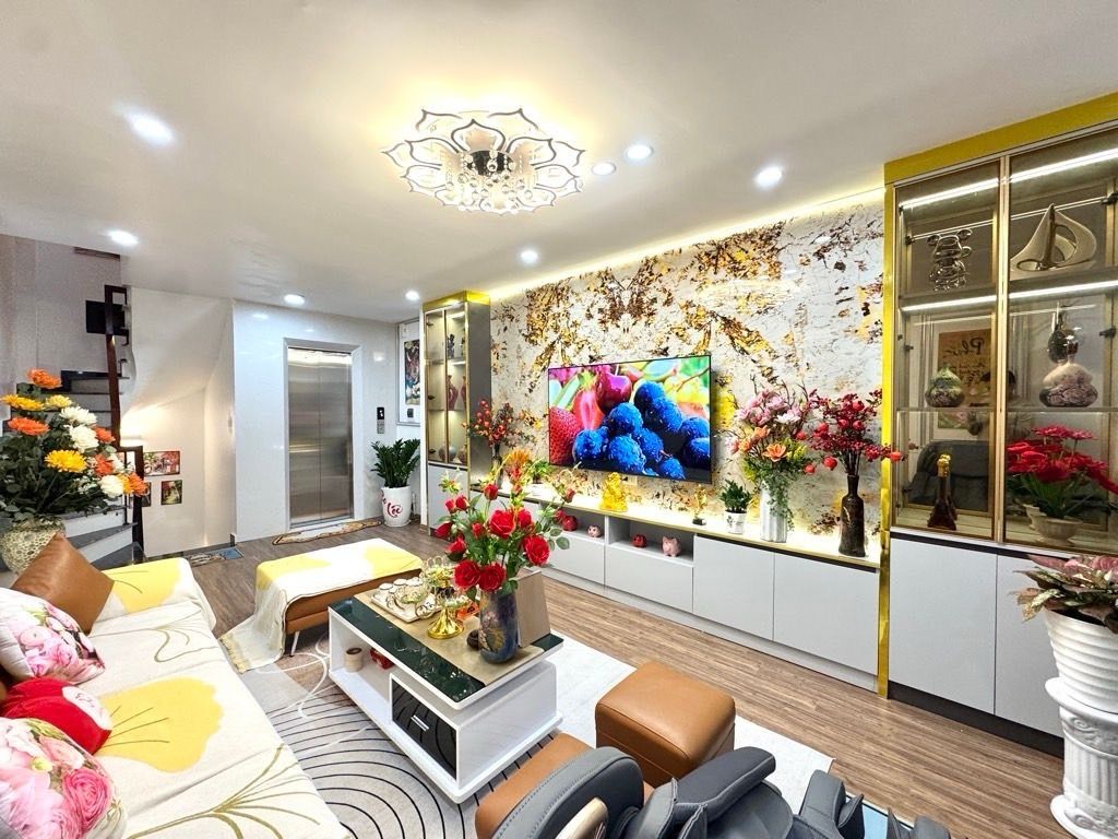 Bán nhà Ô Đồng Lầm - diện tích 35m2 6 tầng - Nhà mới, thang máy xịn - giá 12,3 tỷ