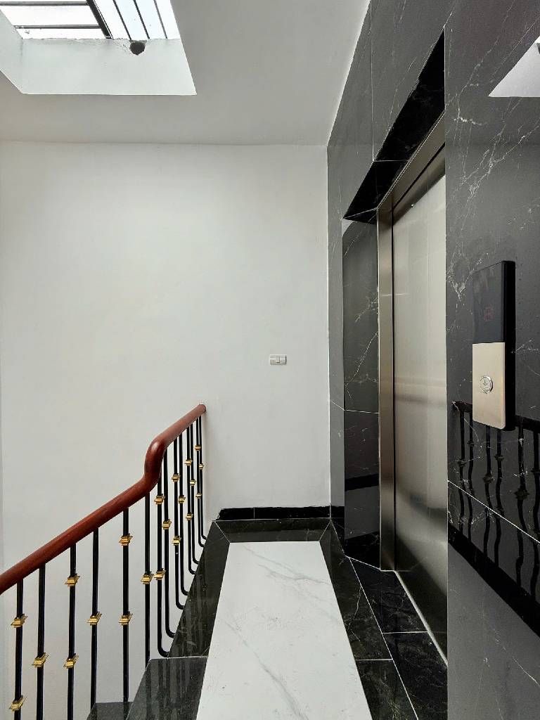 Bán nhà Trương Định - diện tích 55m2 6 tầng - Ô TÔ QUA NHÀ - giá 10,9 tỷ