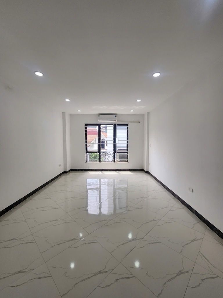 Bán nhà Hoàng Liệt - diện tích 30m2 5 tầng - ô tô 7 chỗ qua nhà - giá 6,7 tỷ