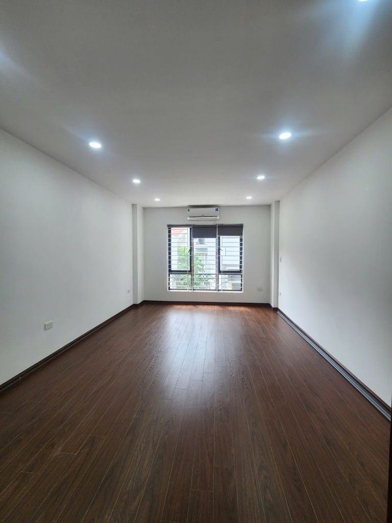 Bán nhà Hoàng Liệt - diện tích 30m2 5 tầng - ô tô 7 chỗ qua nhà - giá 6,7 tỷ