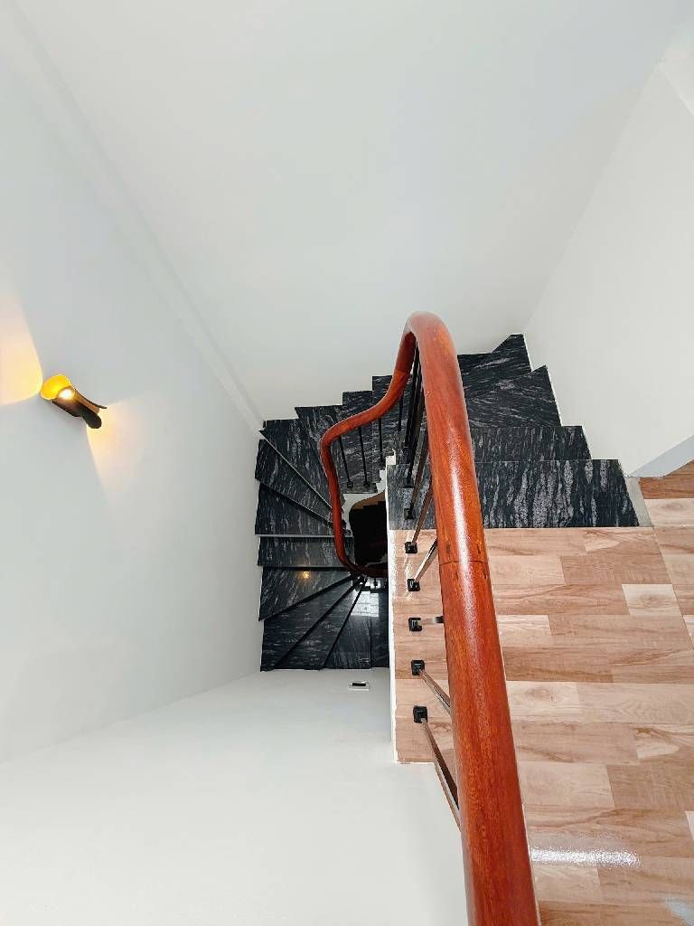 Bán nhà Tôn Đức Thắng - diện tích 31.9m2 5 tầng - Lô 3 căn, căn đầu tiên - giá 9,99 tỷ