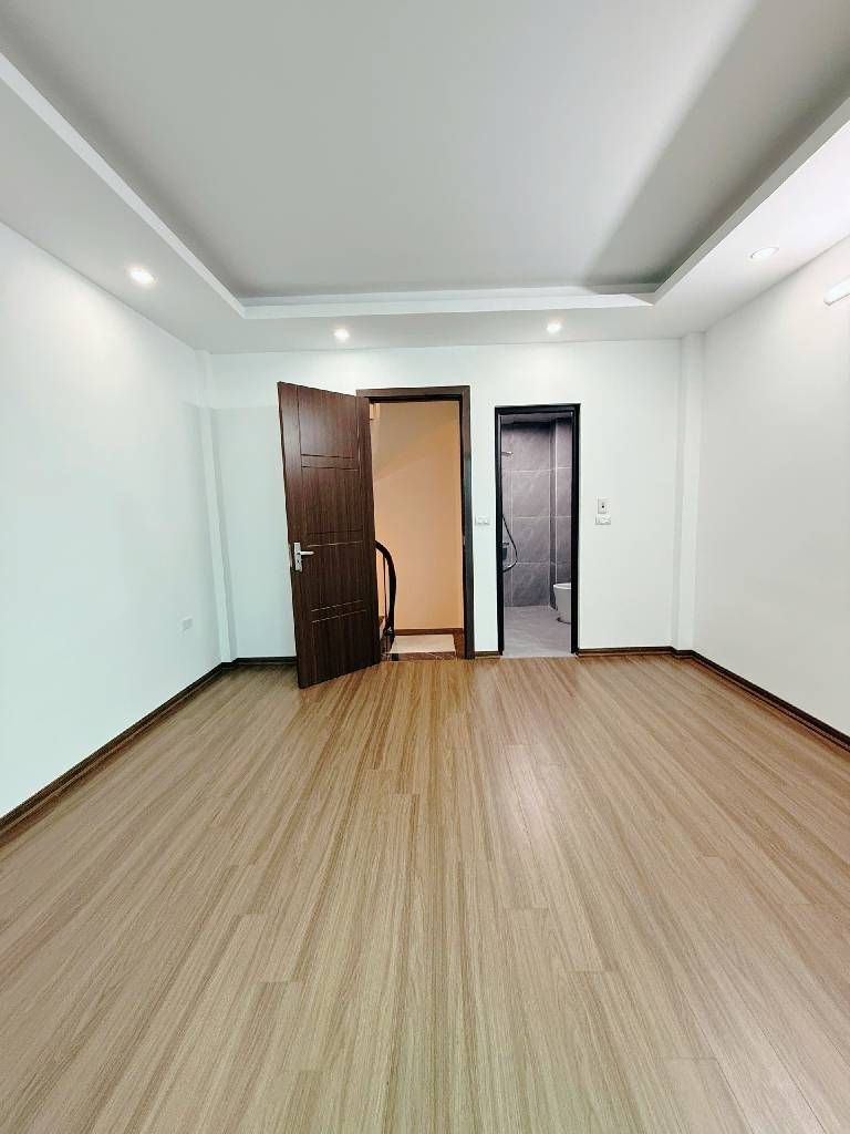 Bán nhà Tôn Đức Thắng - diện tích 31.9m2 5 tầng - Lô 3 căn, căn đầu tiên - giá 9,99 tỷ