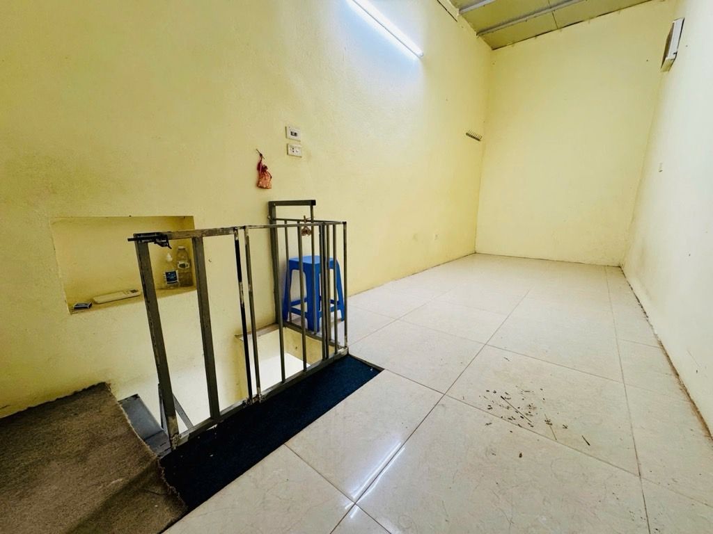 Bán nhà Lương Sử C - diện tích 18m2 2 tầng - nhà cũ xác định bán đất - giá 3,6 tỷ