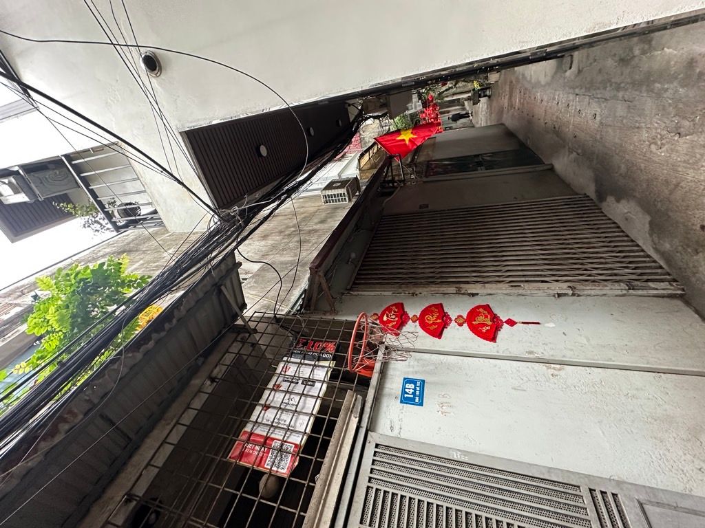 Bán nhà đê Trần Khát Chân - diện tích 24.5m2 3 tầng - Nhà cũ, chủ xác định bán đất tặng nhà - giá 6,4 tỷ