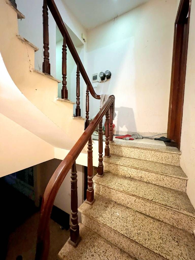 Bán nhà Ngõ Giáp Bát - diện tích 64m2 3 tầng - Ô tô tránh - giá 18,5 tỷ