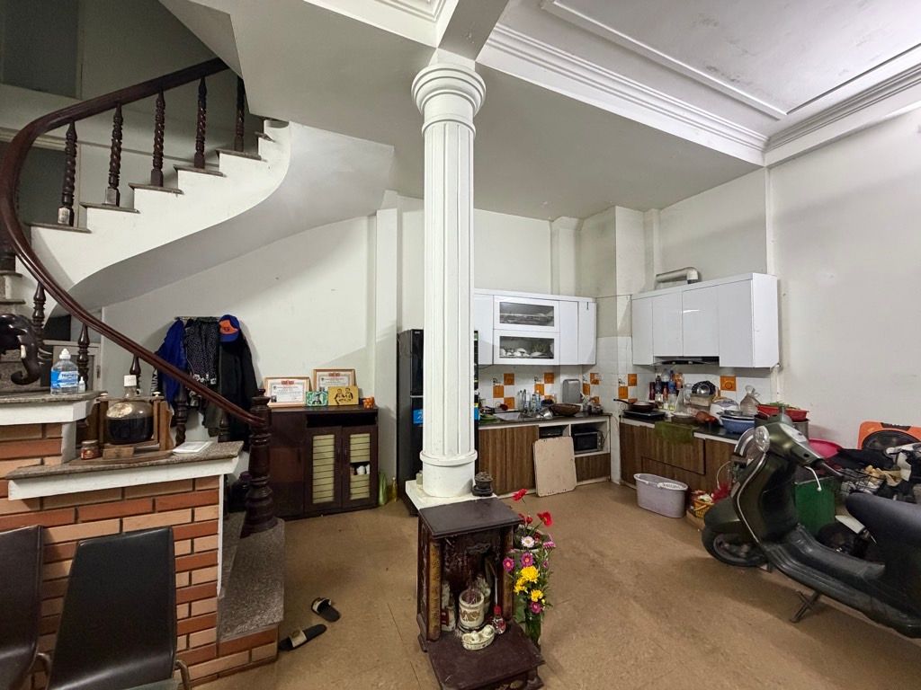 Bán nhà Trương Định - diện tích 38m2 5 tầng - Ô TÔ ĐỖ CỬA - giá 18 tỷ