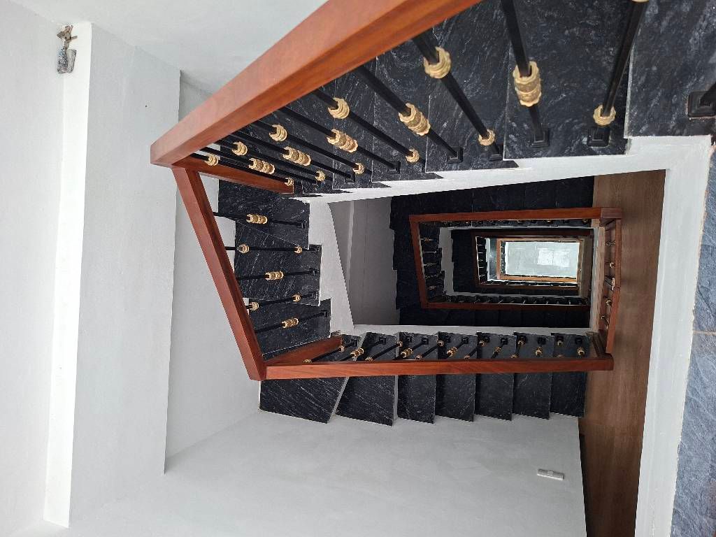 Bán nhà Vũ Tông Phan - diện tích 40m2 6 tầng - Gara ô tô, ô chờ thang máy - giá 10,5 tỷ