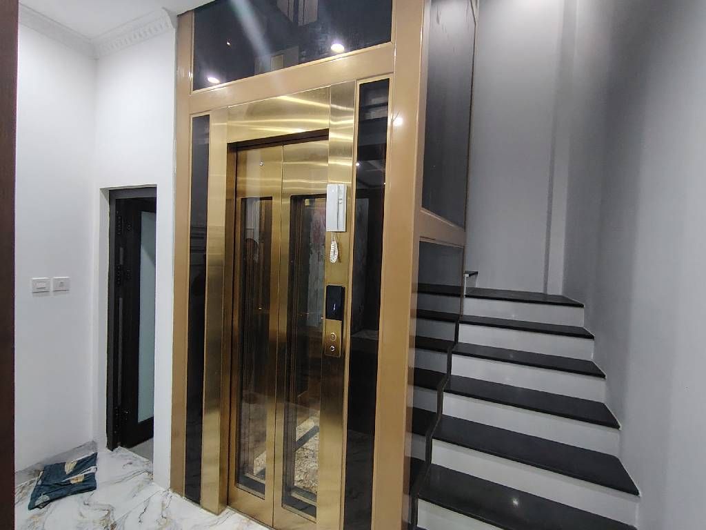 Bán nhà Thanh Lân - diện tích 43m2 5 tầng - Ô tô gửi cạnh nhà - giá 12,2 tỷ