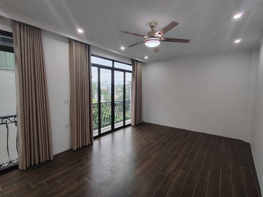 Bán nhà Thanh Lân - diện tích 43m2 5 tầng - Ô tô gửi cạnh nhà - giá 12,2 tỷ