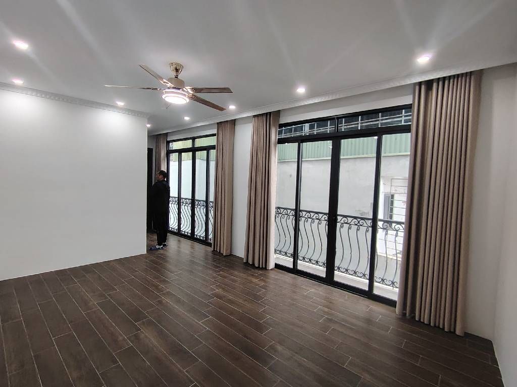 Bán nhà Thanh Lân - diện tích 43m2 5 tầng - Ô tô gửi cạnh nhà - giá 12,2 tỷ