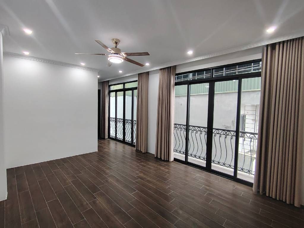 Bán nhà Thanh Lân - diện tích 43m2 5 tầng - Ô tô gửi cạnh nhà - giá 12,2 tỷ