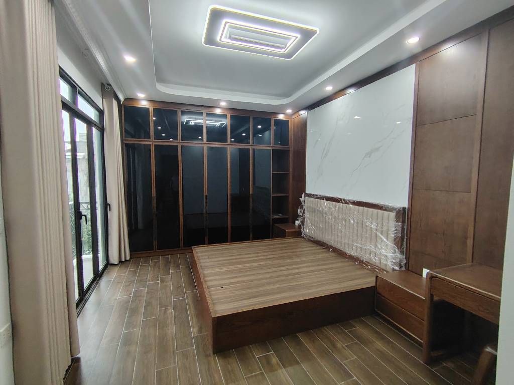 Bán nhà Thanh Lân - diện tích 43m2 5 tầng - Ô tô gửi cạnh nhà - giá 12,2 tỷ