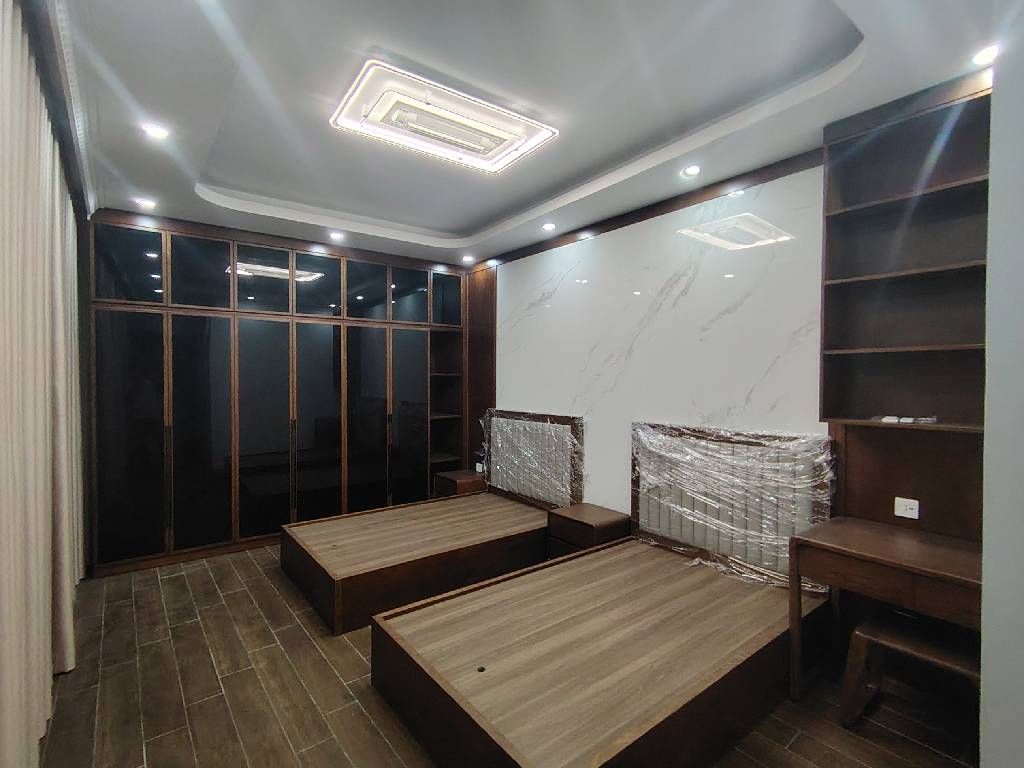 Bán nhà Thanh Lân - diện tích 43m2 5 tầng - Ô tô gửi cạnh nhà - giá 12,2 tỷ