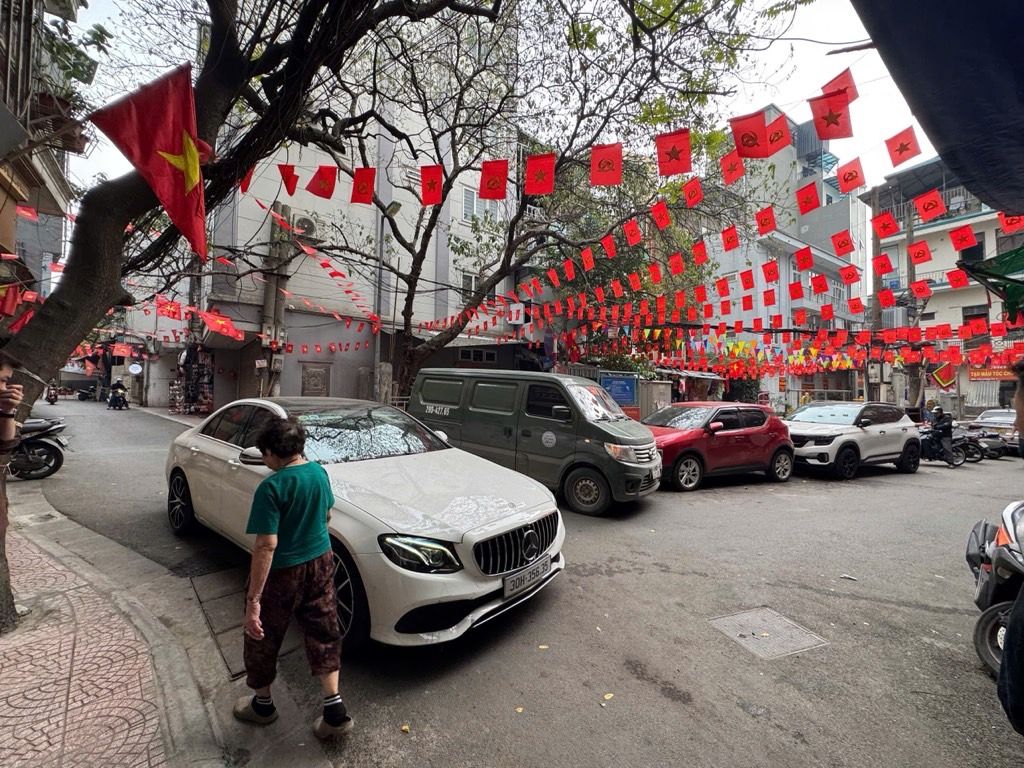 Bán nhà Quốc Tử Giám - diện tích 43.2m2 3 tầng - gần ô tô - giá 8,7 tỷ