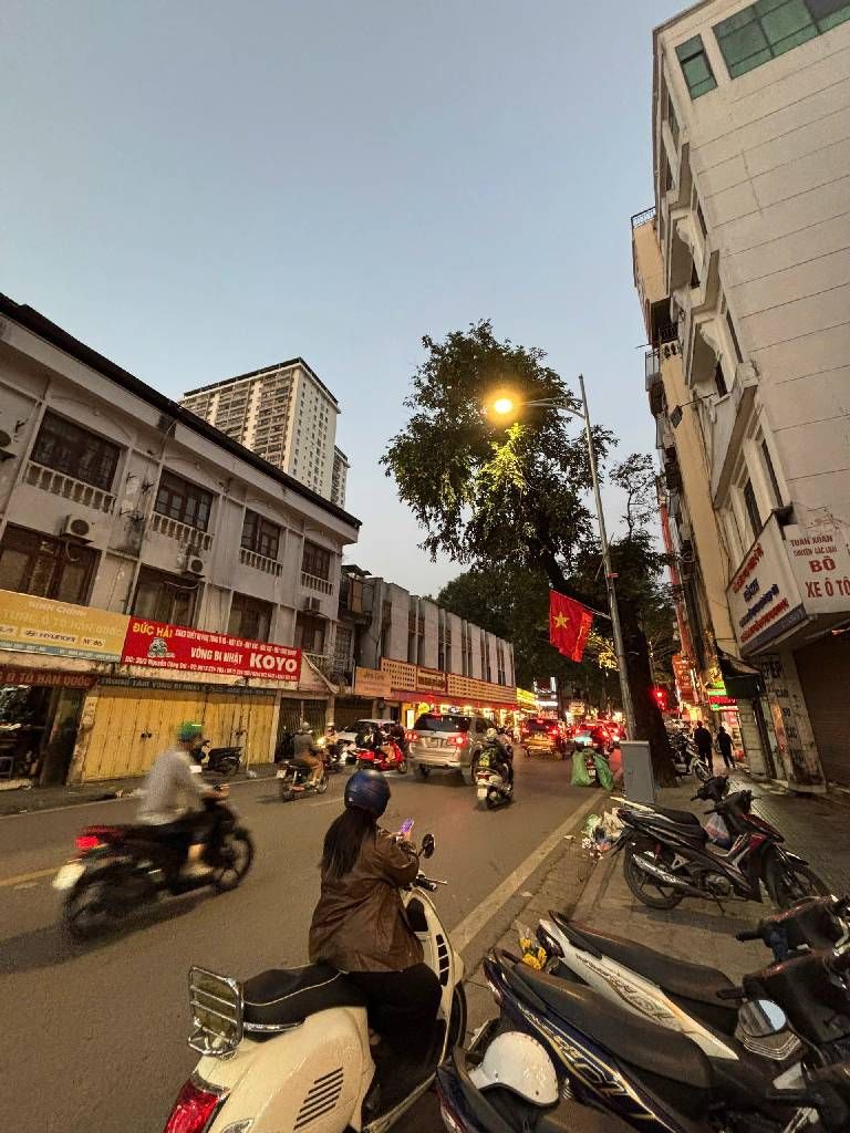 Bán nhà Nguyễn Công Trứ - diện tích 12m2 2 tầng - Nhà đẹp long lanh - giá 4,25 tỷ