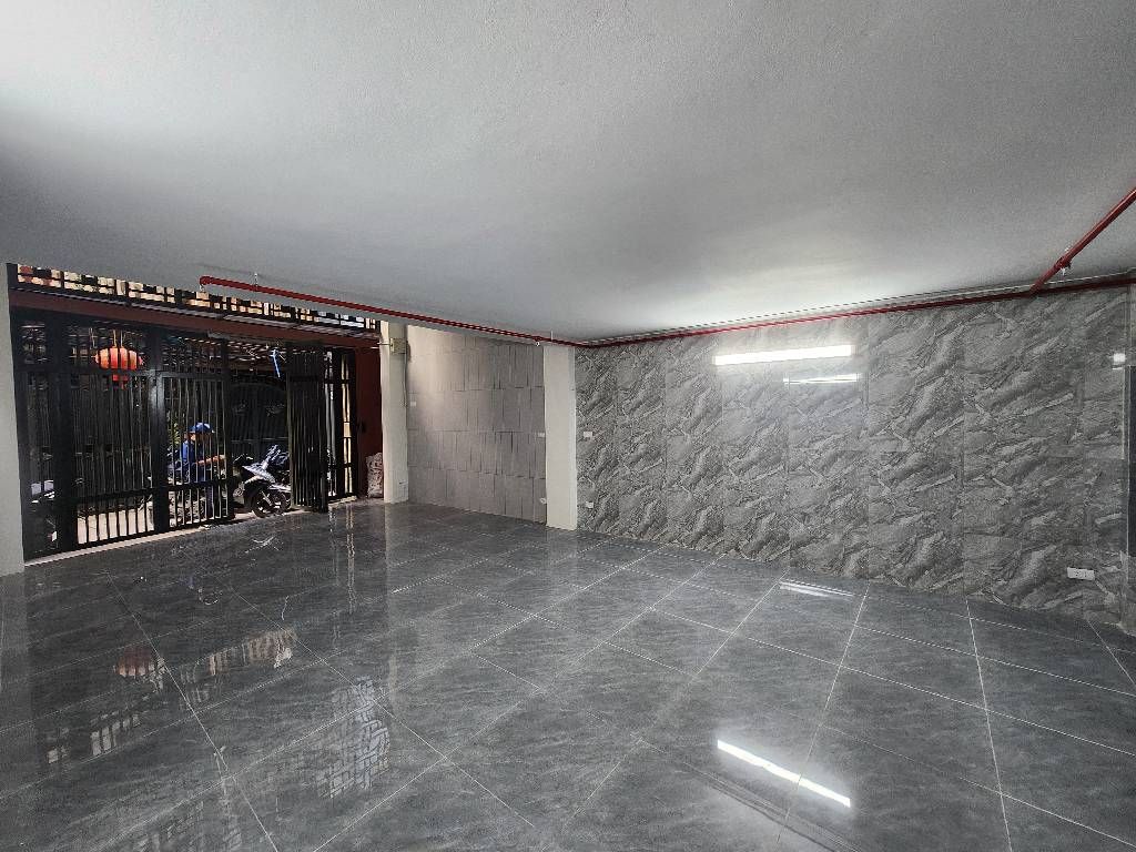 Bán nhà Bùi Xương Trạch - diện tích 83.2m2 7 tầng - Ô TÔ vào nhà - giá 21,5 tỷ