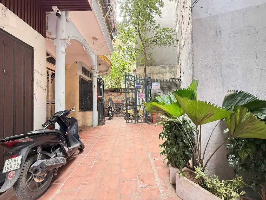 Bán nhà Giải Phóng - diện tích 43.6m2 5 tầng - Ô tô 7 chỗ đỗ cửa - giá 18,2 tỷ