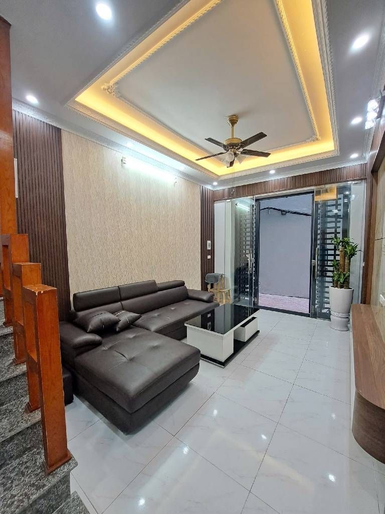 Bán nhà Thanh Đàm - diện tích 38m2 5 tầng - Ô tô đỗ cổng - giá 7,5 tỷ