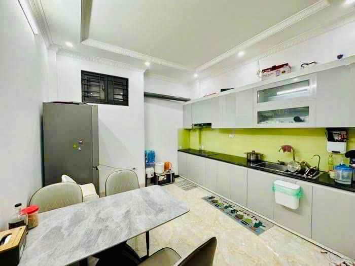 Bán nhà Lĩnh Nam - diện tích 40,5m2 5 tầng - Nhà mới căn góc - giá 10,9 tỷ