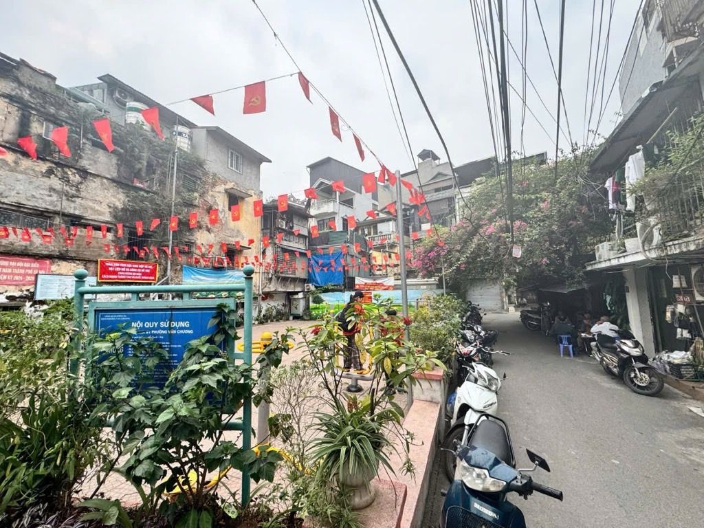 Bán nhà Văn Chương - diện tích 45m2 4 tầng - Ô tô đỗ dưới tòa - giá 3,3 tỷ