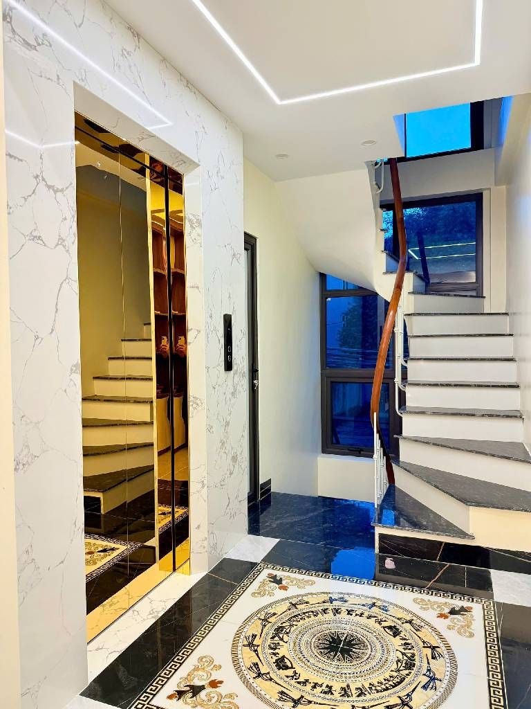 Bán nhà Đường Láng - diện tích 45.2m2 7 tầng - Ô TÔ VÀO NHÀ - giá 19,5 tỷ