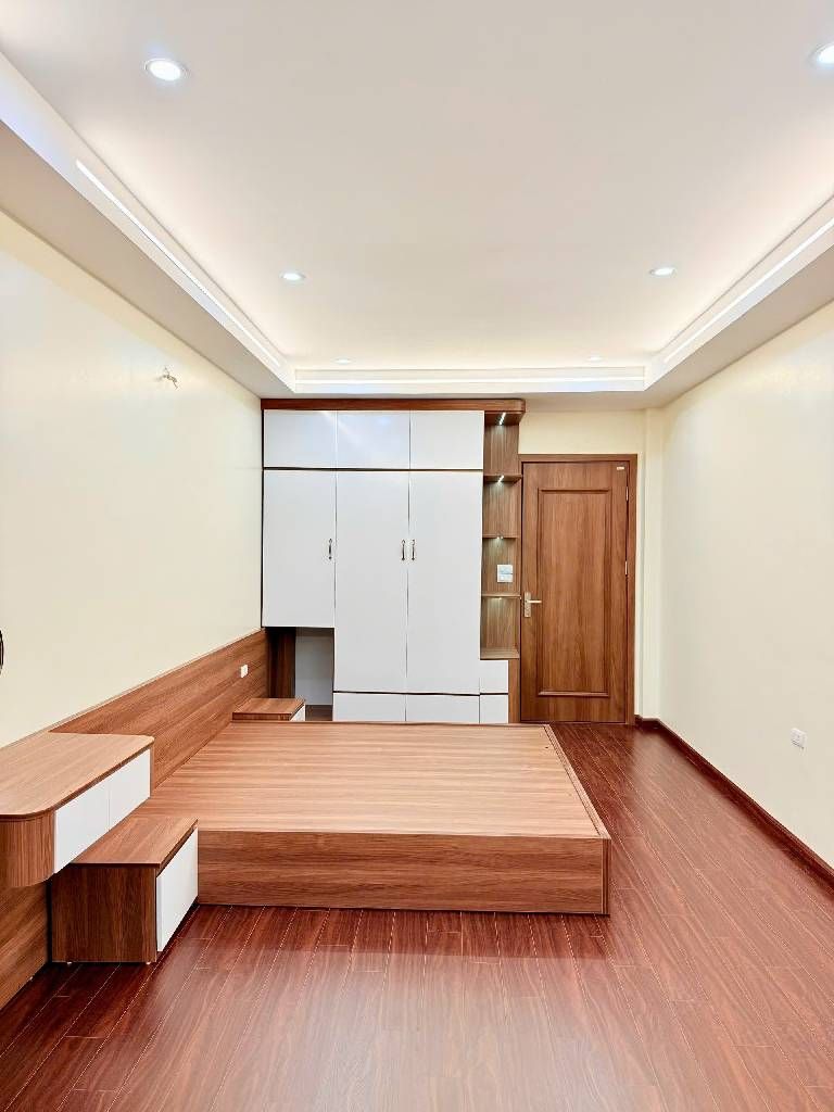 Bán nhà Đường Láng - diện tích 45.2m2 7 tầng - Ô TÔ VÀO NHÀ - giá 19,5 tỷ