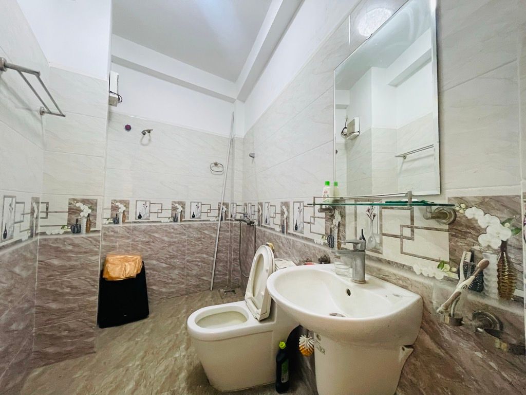 Bán nhà La Thành - diện tích 41,5m2 5 tầng - CỰC VIP ĐỐNG ĐA - NHÀ ĐẸP DÂN XÂY Ở NGAY - giá 17,5 tỷ