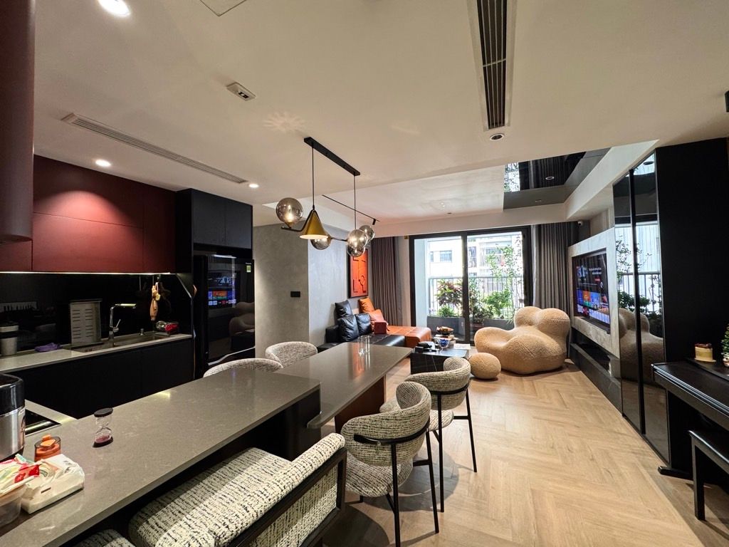 Bán nhà Tây Nam Linh Đàm - diện tích 96m2 17 tầng - Lô góc, view hồ - giá 10,5 tỷ