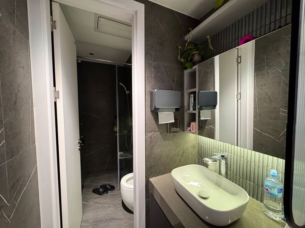 Bán nhà Tây Nam Linh Đàm - diện tích 96m2 17 tầng - Lô góc, view hồ - giá 10,5 tỷ