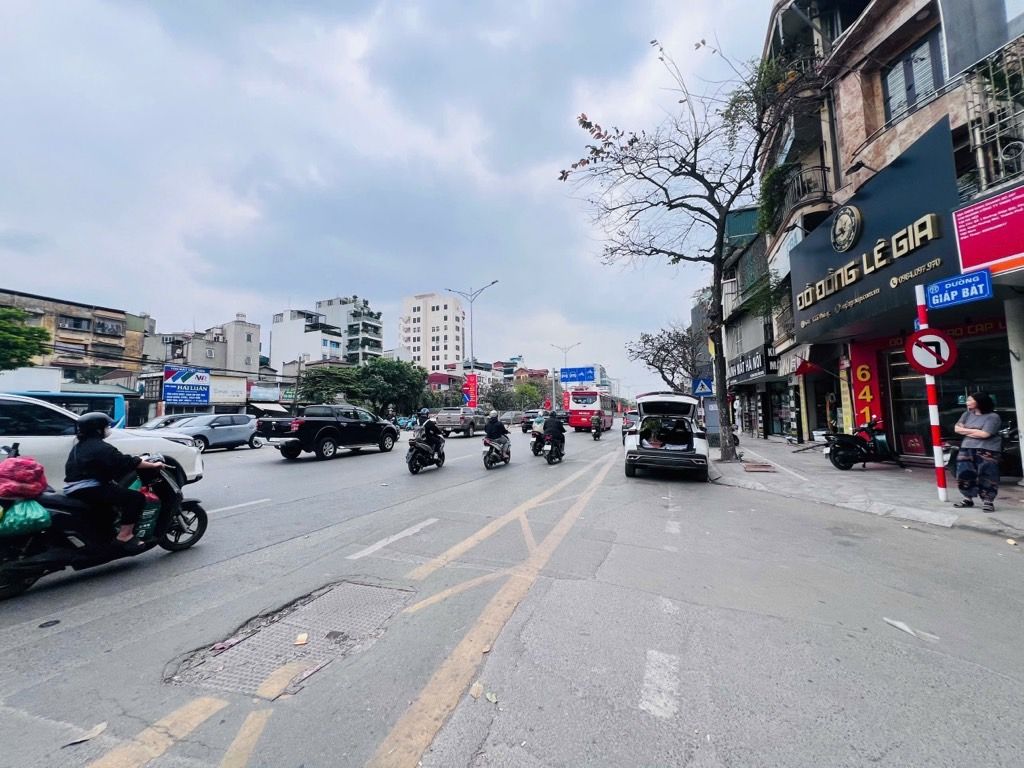 Bán nhà Đường Giáp Bát - diện tích 50m2 4 tầng - Ô tô tránh - giá 15,9 tỷ