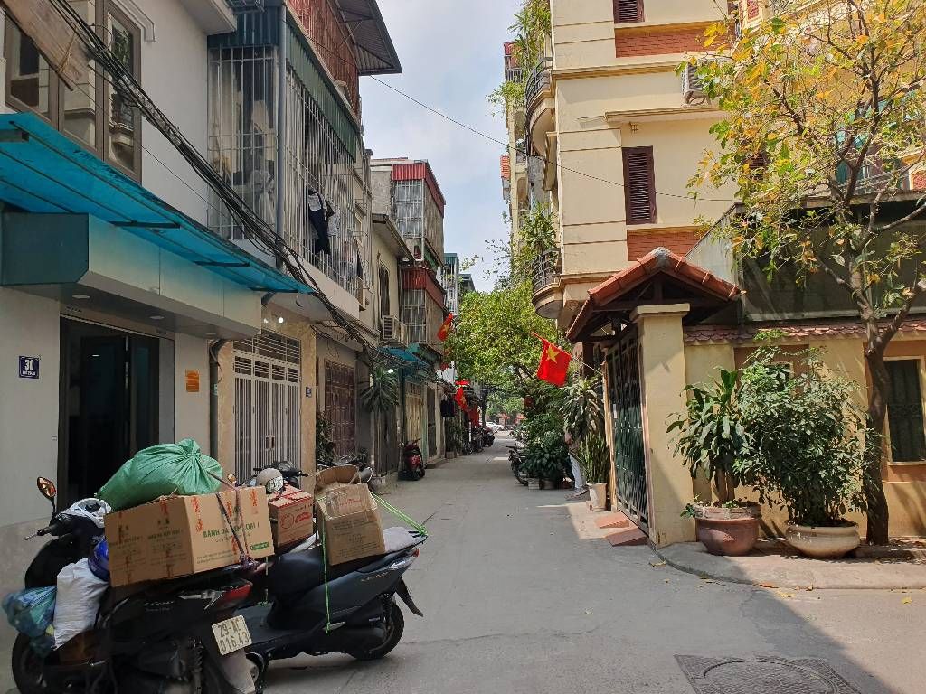 Bán nhà Nguyễn Xiển - diện tích 42m2 3 tầng - Ô tô vào tránh nhau - giá 5,3 tỷ