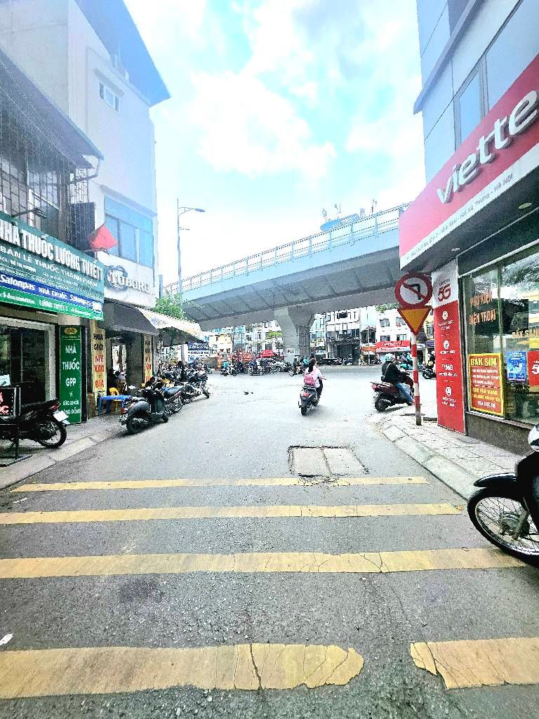 Bán nhà Hòa Bình - diện tích 50m2 1 tầng - ô tô tránh - giá 12,5 tỷ