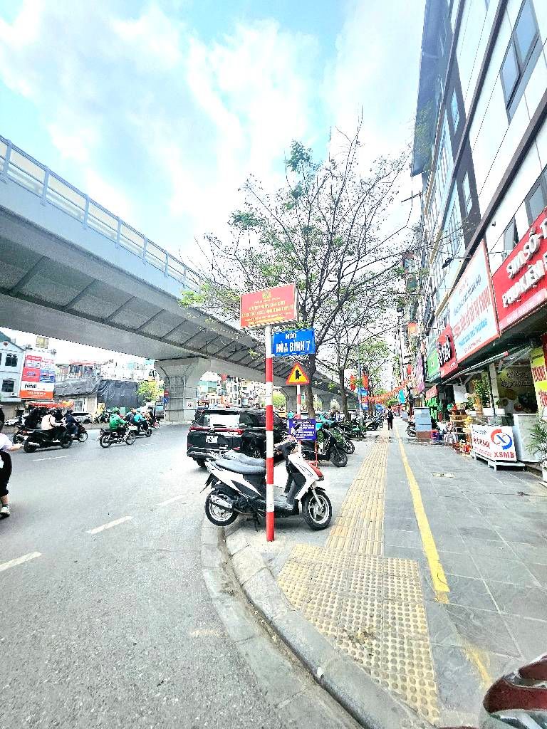 Bán nhà Hòa Bình - diện tích 50m2 1 tầng - ô tô tránh - giá 12,5 tỷ