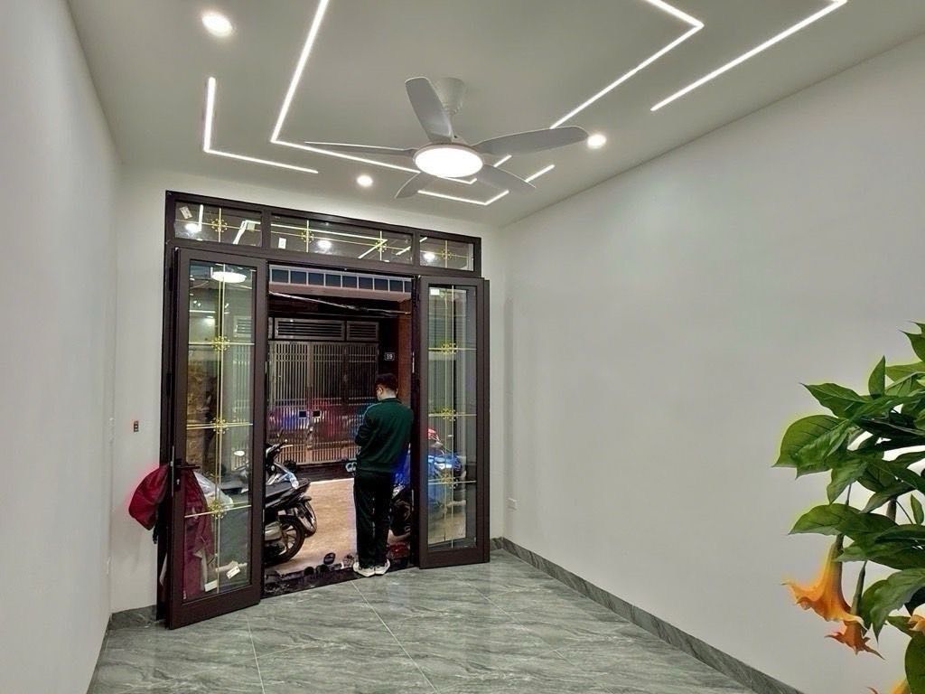 Bán nhà Đường Láng - diện tích 43m2 5 tầng - ô tô đỗ cửa - giá 15,5 tỷ