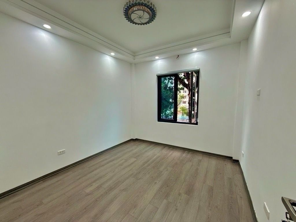 Bán nhà Đường Láng - diện tích 43m2 5 tầng - ô tô đỗ cửa - giá 15,5 tỷ