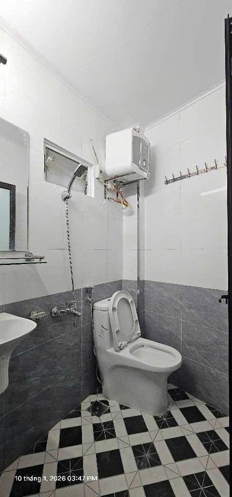 Bán nhà Chợ Khâm Thiên - diện tích 20m2 5 tầng - Nhà đẹp ở luôn, ngõ thông ra hồ - giá 5,35 tỷ