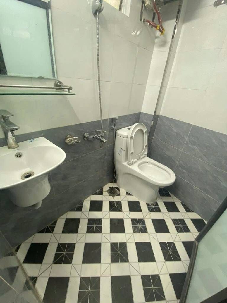 Bán nhà Chợ Khâm Thiên - diện tích 20m2 5 tầng - Nhà đẹp ở luôn, ngõ thông ra hồ - giá 5,35 tỷ