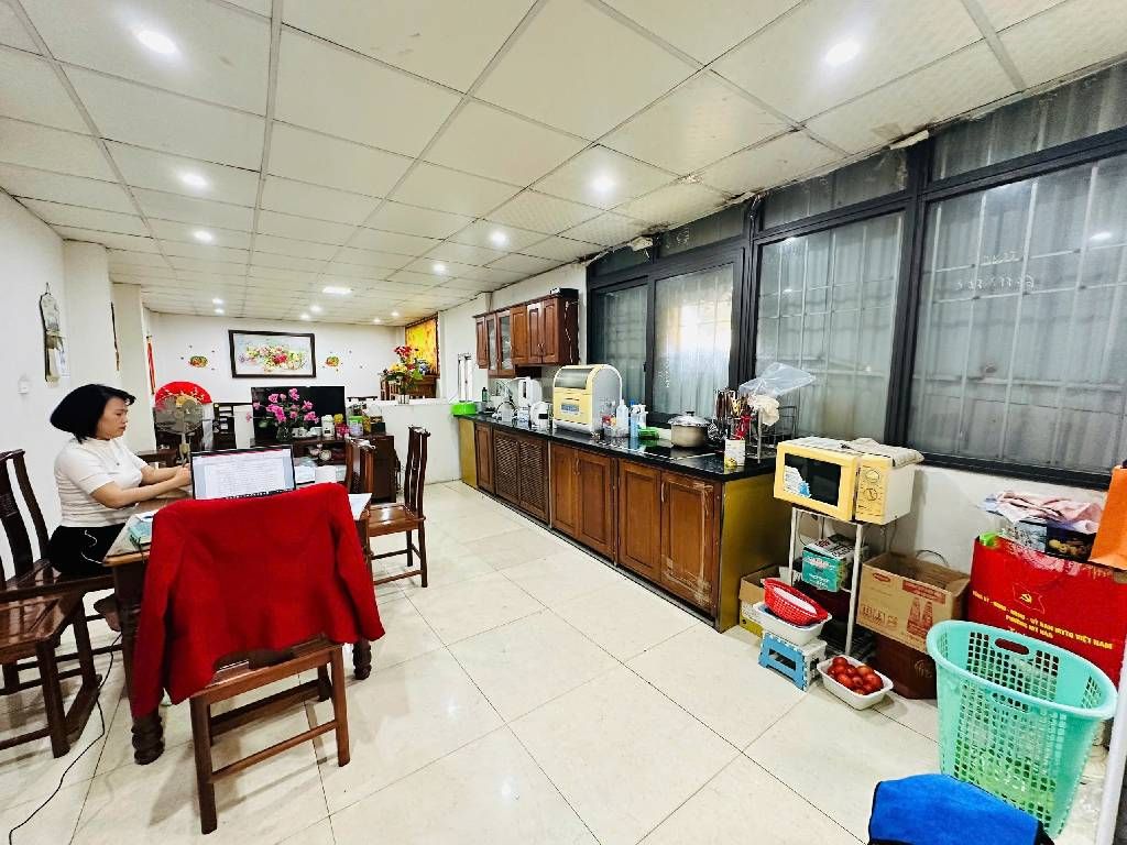 Bán nhà Hoàng Cầu - diện tích 52.2m2 4 tầng - Mặt phố kinh doanh - giá 11,6 tỷ