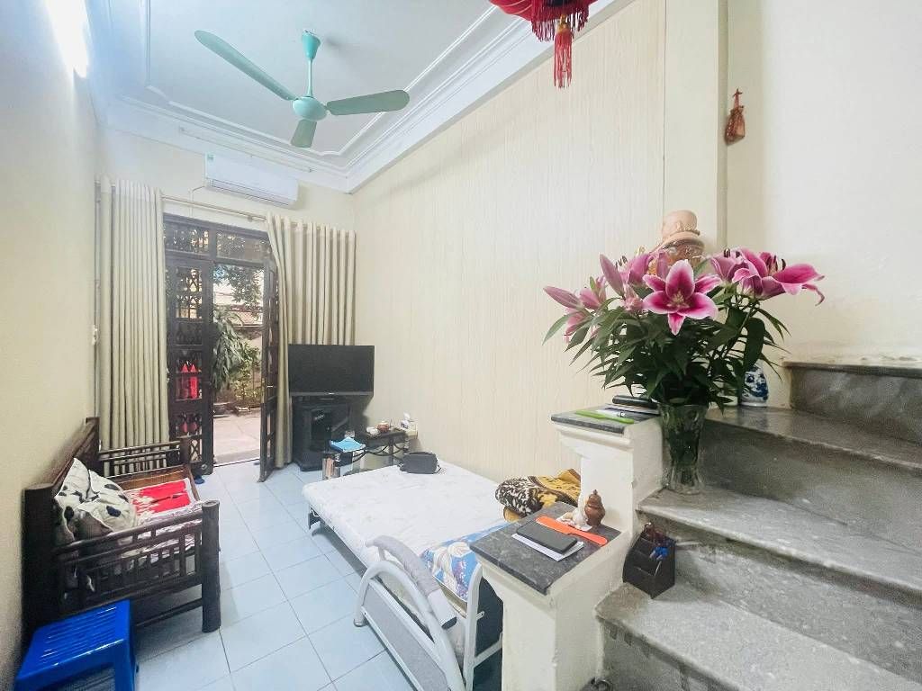 Bán nhà Đường Láng - diện tích 30m2 3 tầng - Nhà dân xây - giá 10,8 tỷ