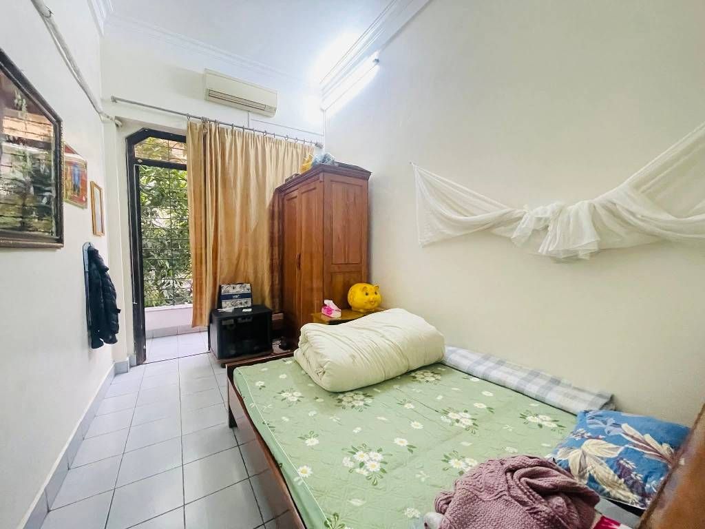 Bán nhà Đường Láng - diện tích 30m2 3 tầng - Nhà dân xây - giá 10,8 tỷ